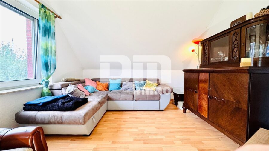 Modernisiertes Einfamilienhaus mit Einliegerwohnung, Wintergarten, Sauna und 2 Garagen - OG / DG Wohn / Esszimmer